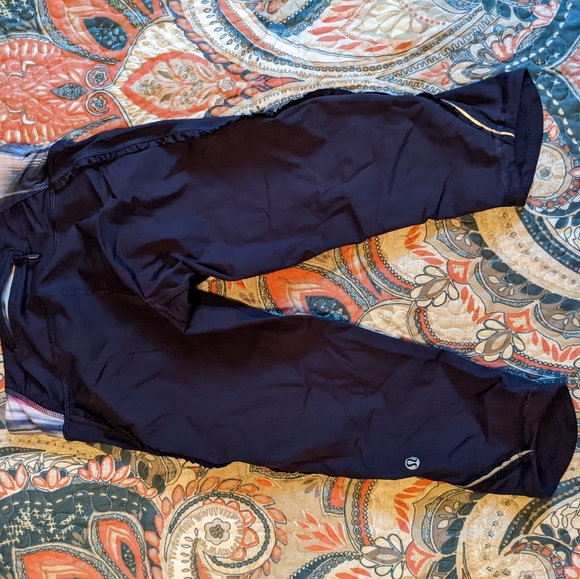 Lululemon short capris sz 4 - Picture 2 of 3